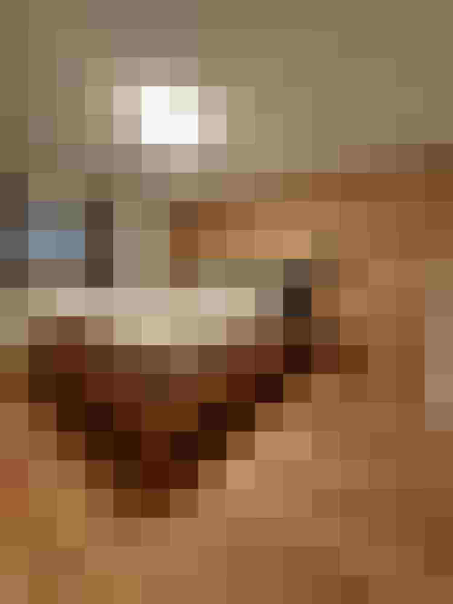 Gemütliches Schlafzimmer mit Holzdetails und baumwollenen Kissen im Oberdachebenhof.